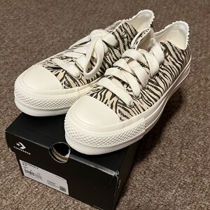 Chuck Taylor All Star Lift Zebra Print, Womens 6.5, NEW with Box